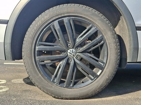 Used 2022 Volkswagen Tiguan SE R-Line image 4