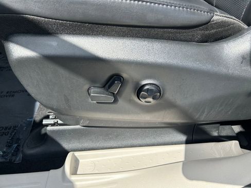 Used 2023 Chrysler Pacifica Touring-L FWD image 21