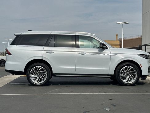 New 2026 Lincoln Navigator Premiere AWD/4WD image 2