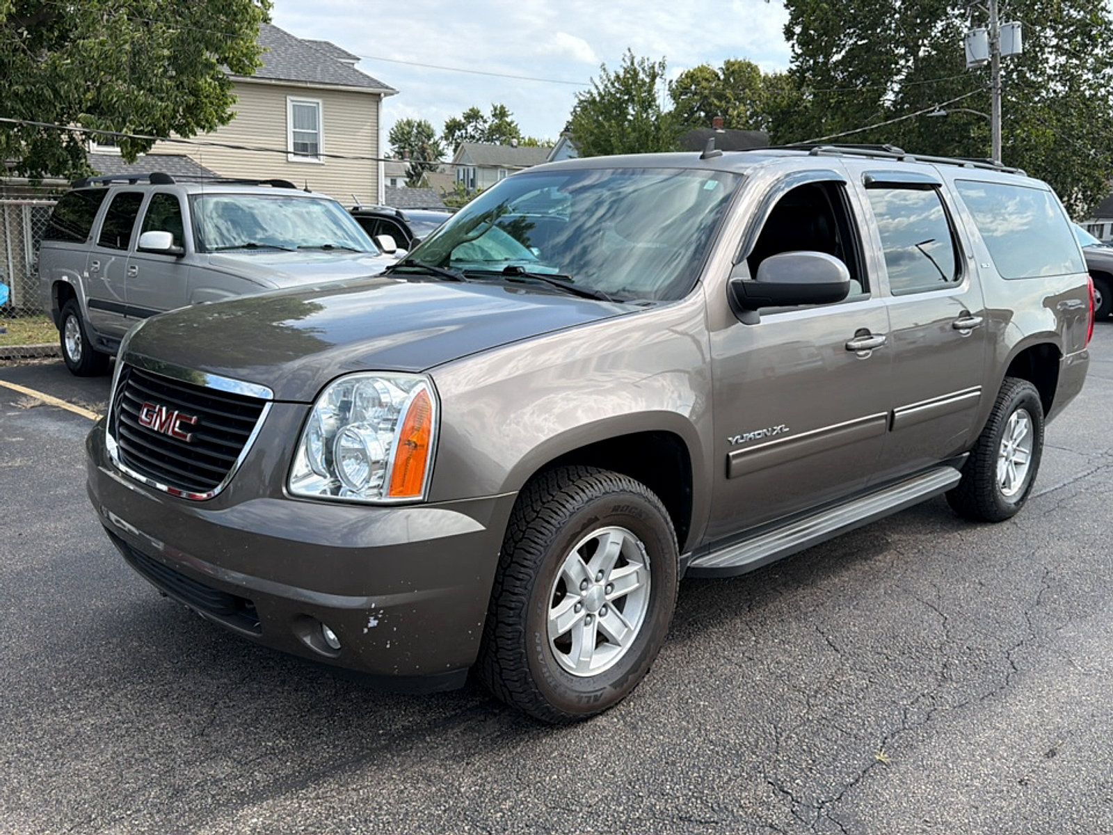 Used 2013 GMC Yukon XL SLT w/ SLT-2 Equipment Package AWD/4WD image 3