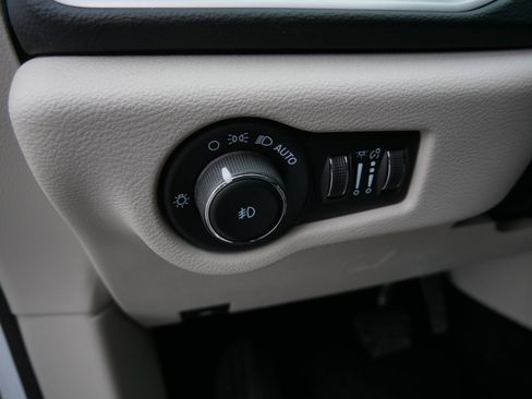 Certified 2023 Chrysler Pacifica Touring-L image 23