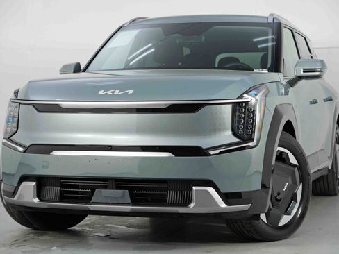 Used 2024 Kia EV9 Land image 3