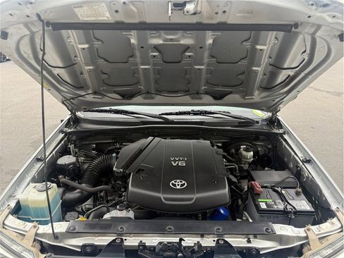 Used 2012 Toyota Tacoma 4x4 Access Cab V6 w/ SR5 Pkg image 2