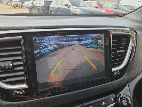 Used 2025 Chrysler Pacifica Select image 22