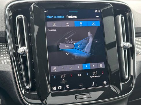 Certified 2025 Volvo XC40 B5 Plus AWD/4WD image 27