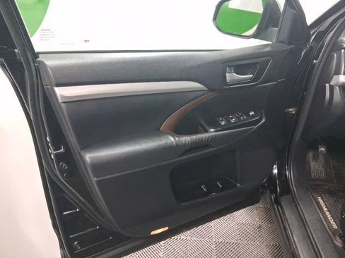 Used 2015 Toyota Highlander XLE AWD/4WD image 12
