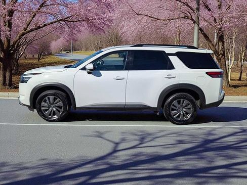 Used 2025 Nissan Pathfinder SV image 3