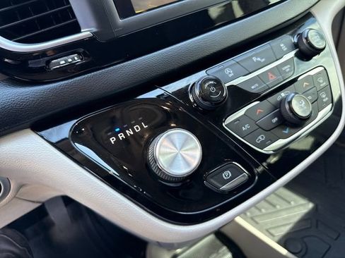 Used 2019 Chrysler Pacifica Touring-L FWD image 27