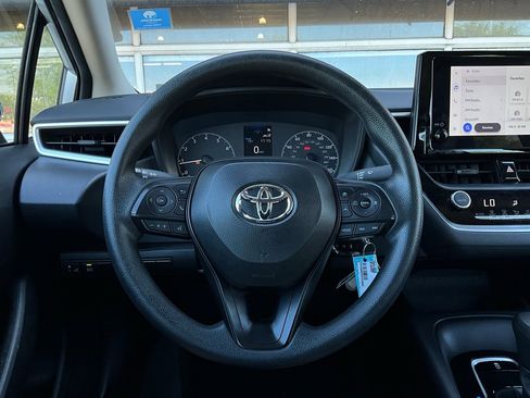 Used 2025 Toyota Corolla LE image 28