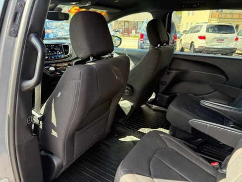 Used 2023 Chrysler Pacifica Touring FWD image 10
