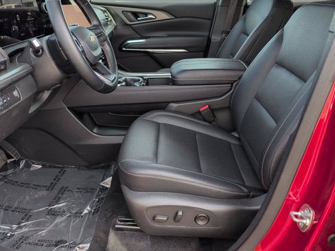 Certified 2025 Chevrolet Traverse LT FWD image 13