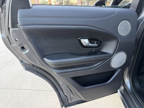 Used 2019 Land Rover Range Rover Evoque SE Premium image 18