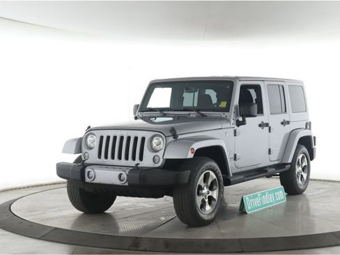 Used 2018 Jeep Wrangler Unlimited Sahara w/ Connectivity Group AWD/4WD image 10