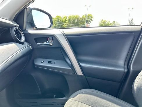 Used 2018 Toyota RAV4 XLE AWD/4WD image 40
