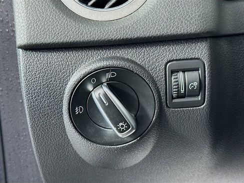 Used 2011 Volkswagen Tiguan SE image 10