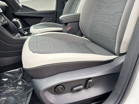 Used 2025 Volkswagen Taos SE image 27