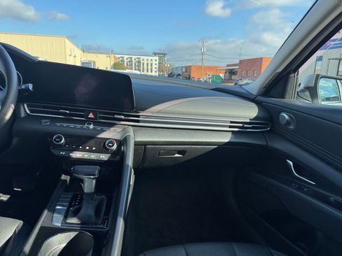Used 2025 Hyundai Elantra Limited image 37