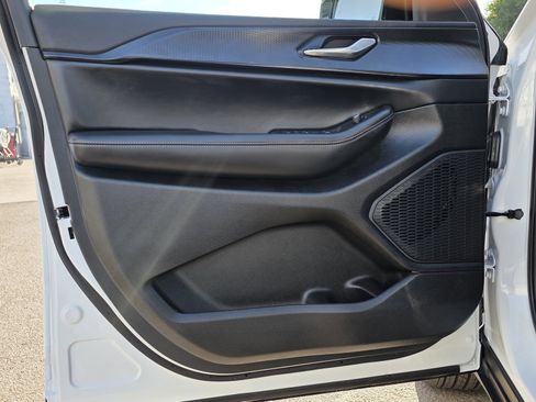 New 2025 Jeep Grand Cherokee L Altitude image 11