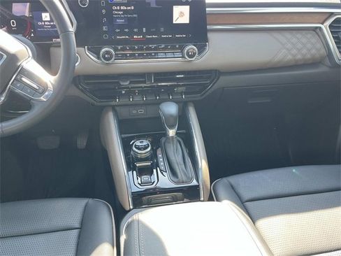 Used 2024 GMC Canyon Denali image 18