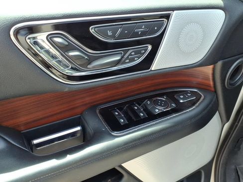 Used 2021 Lincoln Navigator Reserve w/ Luxury Package RWD image 12