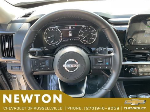 Used 2025 Nissan Pathfinder SL AWD/4WD image 13