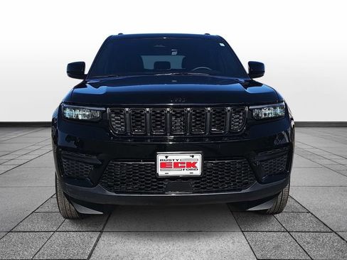 Used 2025 Jeep Grand Cherokee Altitude AWD/4WD image 2