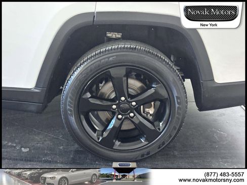 Used 2023 Jeep Grand Cherokee L Laredo image 9