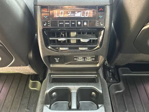 Used 2022 Jeep Grand Cherokee L Overland w/ Luxury Tech Group IV AWD/4WD image 21