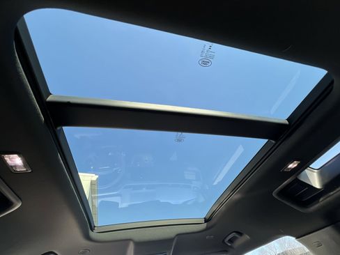 Used 2023 Land Rover Defender 90 V8 image 24