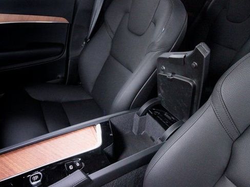 Certified 2025 Volvo XC90 T8 Plus w/ Protection Package Premier image 42