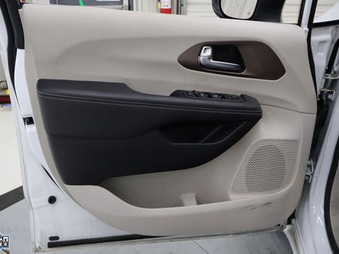 Used 2024 Chrysler Voyager LX image 13