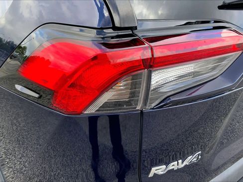 Used 2021 Toyota RAV4 XLE Premium image 28