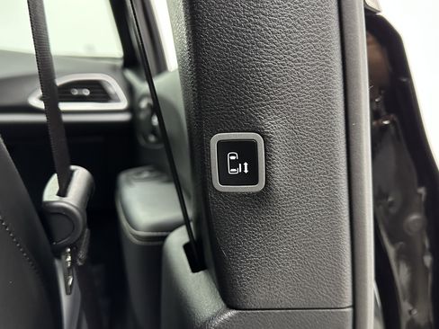 Used 2025 Chrysler Pacifica Select image 35