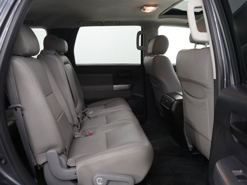 Used 2018 Toyota Sequoia SR5 AWD/4WD image 12