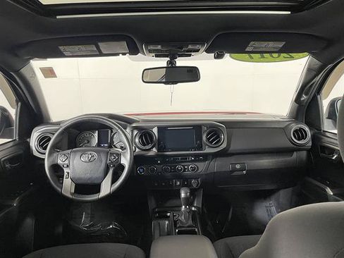 Used 2017 Toyota Tacoma TRD Off-Road w/ Premium & Technology Package AWD/4WD image 12