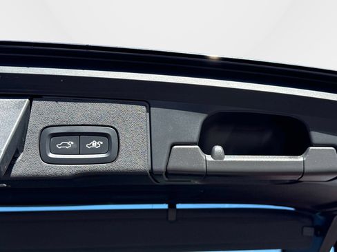 Certified 2023 Volvo XC60 B5 Ultimate w/ Climate Package image 12