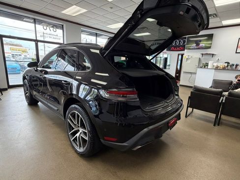 Used 2022 Porsche Macan AWD/4WD image 30