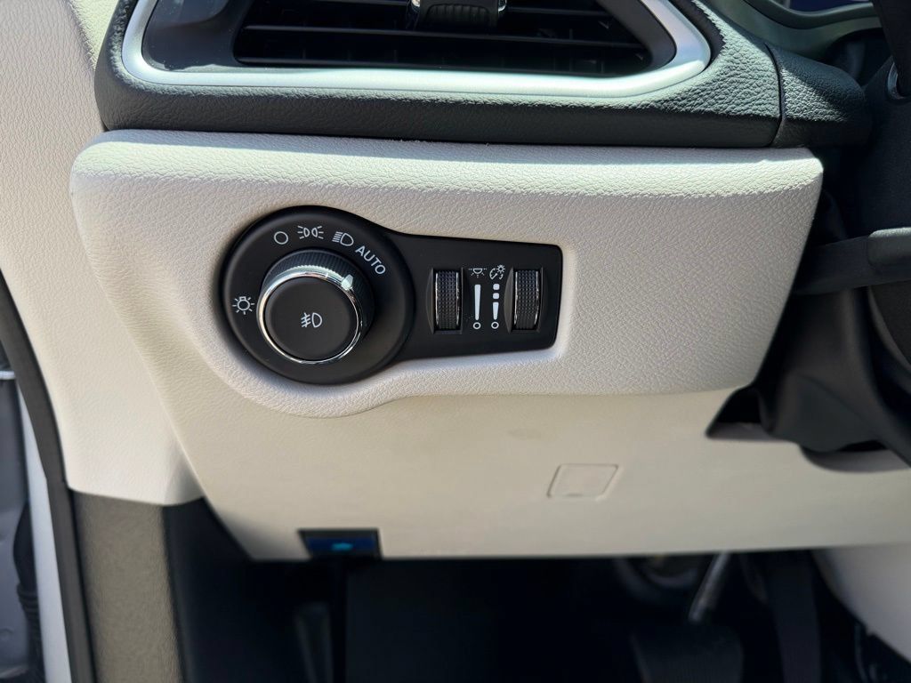 Used 2024 Chrysler Pacifica Touring-L FWD image 11