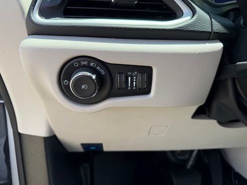 Used 2024 Chrysler Pacifica Touring-L FWD image 11