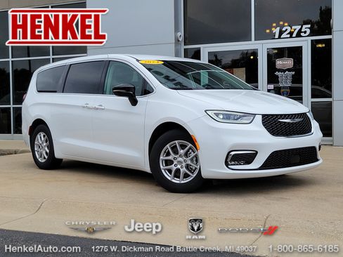 Used 2024 Chrysler Pacifica Touring-L FWD image 1