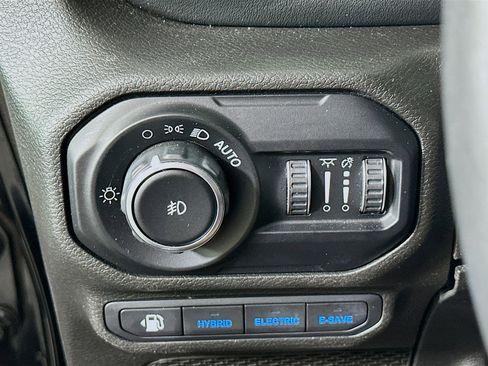 Used 2022 Jeep Wrangler Sahara w/ Cold Weather Group image 16