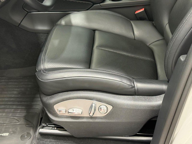 Certified 2025 Porsche Macan AWD/4WD image 27