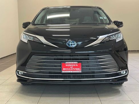 Certified 2021 Toyota Sienna Limited AWD/4WD image 6