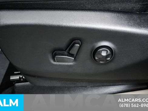 Used 2024 Chrysler Pacifica Touring-L image 32