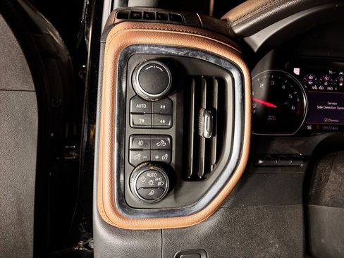 Used 2019 Chevrolet Silverado 1500 High Country w/ Technology Package AWD/4WD image 11