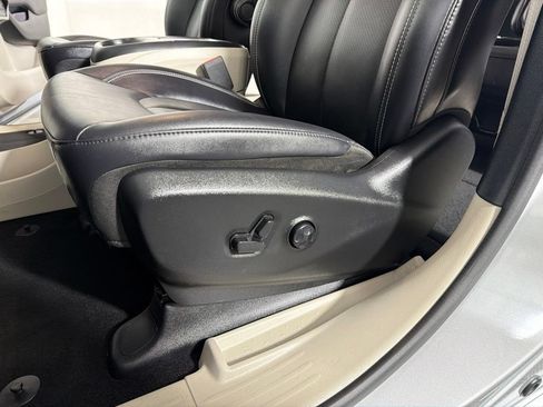 Used 2024 Chrysler Pacifica Touring-L FWD image 11