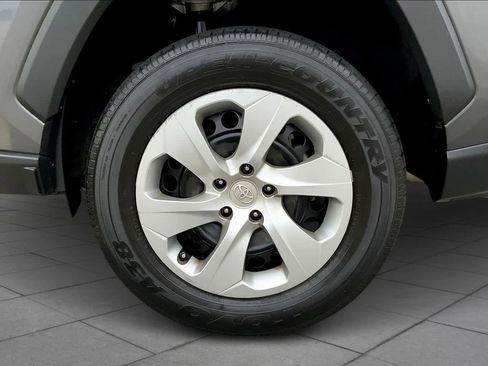 Used 2021 Toyota RAV4 LE AWD/4WD image 11