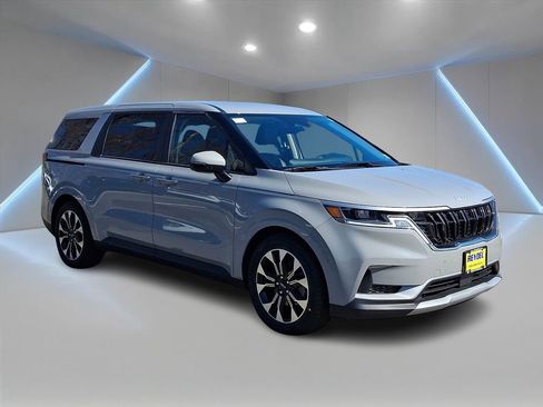 Used 2023 Kia Carnival EX image 3
