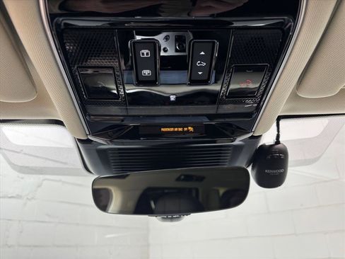 Used 2023 Land Rover Range Rover Long Wheelbase SE image 12