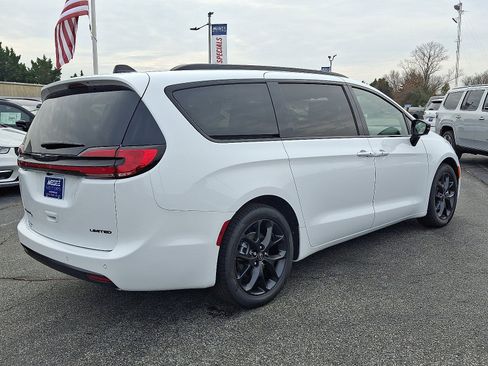 New 2026 Chrysler Pacifica Limited w/ Uconnect Theater Family Group image 6